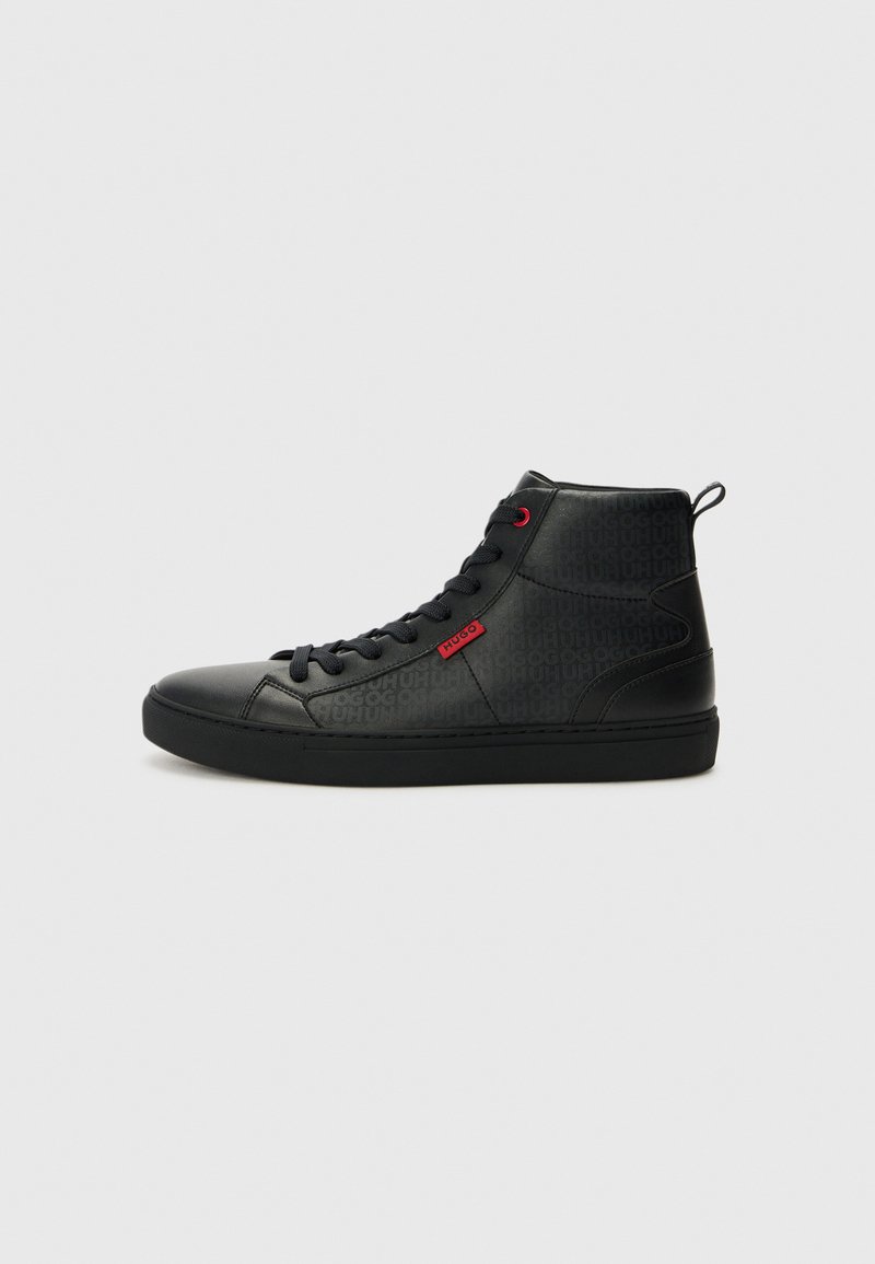 Baskets montantes noires en cuir lisse, avec une texture à motifs, des accents rouges et des lacets noirs sur une semelle rembourrée.