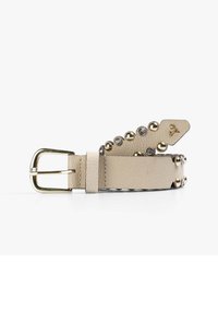 Ceinture en cuir beige avec des accessoires en métal doré, finition texturée et clous décoratifs le long de la sangle. Elle possède une pointe élégante et une boucle réglable.
