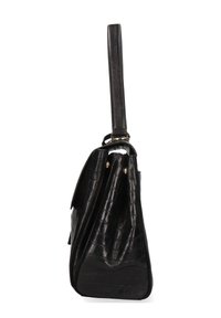 Bolso de mano de piel sintética con efecto cocodrilo en color negro, con una correa larga, lados estructurados y cierre de solapa, mostrado de lado sobre un fondo blanco.