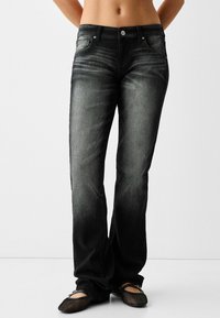 Svarta denimjeans med rak bendesign, med en urtvättad finish, femficksstyling och ett knappstängning i midjan.