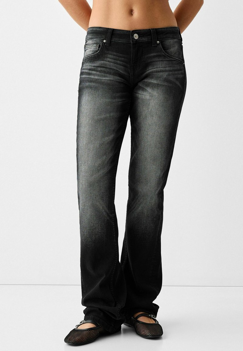 Svarta denimjeans med rak bendesign, med en urtvättad finish, femficksstyling och ett knappstängning i midjan.