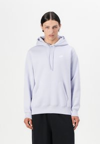 Hoodie de lavanda clara feito de um tecido suave. Apresenta um bolso frontal, capuz com cordão e um pequeno logo branco no peito.