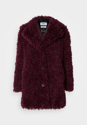 Burgundská umelá kožušina s jemnou textúrou, šesťgombíkovým zapínaním, širokým golierom a dvoma prednými vreckami.