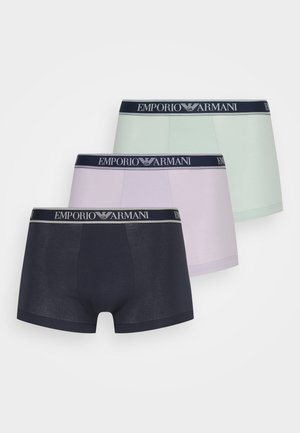 Trois paires de boxers Emporio Armani en marine, vert clair et violet clair avec une taille élastique avec logo. Fabriqués en tissu doux et extensible.