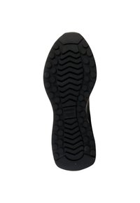 Suela de zapato de goma negra con patrón de agarre texturizado, que presenta huellas circulares y lineales para tracción. Nombre de la marca "GEOX" visible.