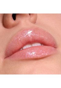 Glansiga rosa läppar med fin glitter, som framhäver fylliga läppar och en naturlig lyster. Subtil textur och glans ger en fräsch look.