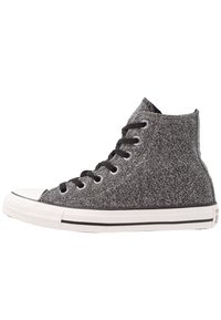 High-Top-Sneaker aus schwarzem und silbernem Glitzerstoff, schwarzen Schnürsenkeln, einer weißen Gummispitze und einem schwarzen Streifen entlang der Sohle.