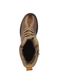 Stivale alla caviglia in pelle marrone con punta rotonda, fodera beige texturizzata e lacci arancioni. Caratterizzato da una zip laterale e un occhiello sul tallone.