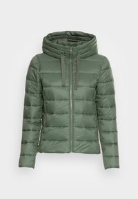 Giubbotto verde imbottito, design trapuntato con cuciture orizzontali, chiusura a zip totale e colletto alto con cordini. Materiale liscio e lucido.