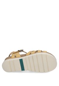 Żółte skórzane sandały z korkowym wkładem, z wieloma paskami i zapięciem z boku. Teksturowana gumowa podeszwa ma białą bazę z wzorzystym bieżnikiem.