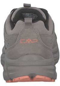 Zapatillas de senderismo grises con parte superior de malla y ante, que cuentan con una pestaña de sujeción, acentos de logo en naranja y suela de goma texturizada para tracción.