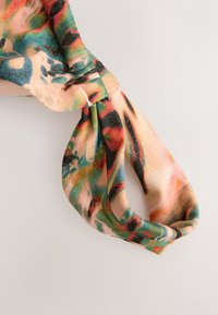 Kolorowa opaska na głowę zawiązywana w kokardę. Wykonana z teksturowanej tkaniny z kwiatowym wzorem w odcieniach różu, zieleni i czerni.