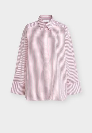 Chemise blanche à manches longues avec boutons, rayures rouges verticales et larges poignets, présentée à plat sur un fond blanc.