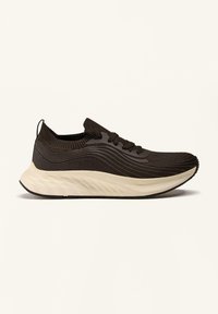 Zwarte gebreide sportshoe met een gestructureerd ontwerp, textuur bovenwerk, elastische veters en een stevige beige tussenzool voor demping.
