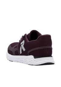 Scarpa da corsa color bordeaux con tomaia in rete, superficie testurizzata, dettagli bianchi e suola bianca ammortizzata per comfort e supporto.