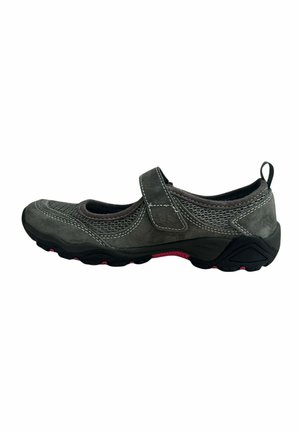 Zapatilla deportiva gris estilo Mary Jane con suela negra, detalles en rosa, laterales de malla y cierre de velcro.