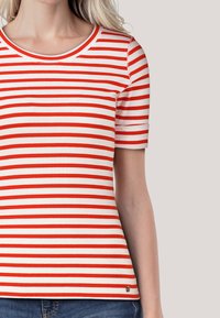 Rot-weißer gestreifter Kurzarmshirt mit Rundhalsausschnitt, aus geripptem Stoff gefertigt, mit kleinem Logo am Saum.