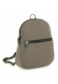 Mochila de cuero en gris con forma redondeada, que cuenta con un bolsillo frontal con cremallera y un asa en la parte superior. Textura suave con acentos metálicos.