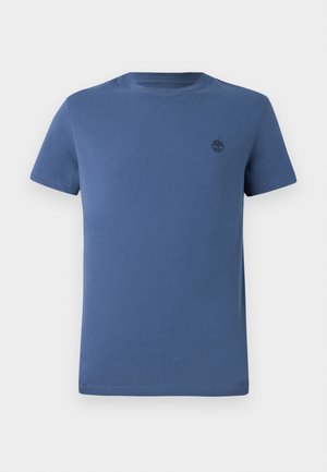 Tricou cu guler rotund de culoare albastră, realizat din bumbac, cu mâneci scurte și un mic logo întunecat în formă de copac pe zona stângă a pieptului.