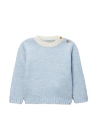 Pull en tricot bleu clair pour tout-petit avec col côtelé blanc et deux boutons marron sur l'épaule gauche.