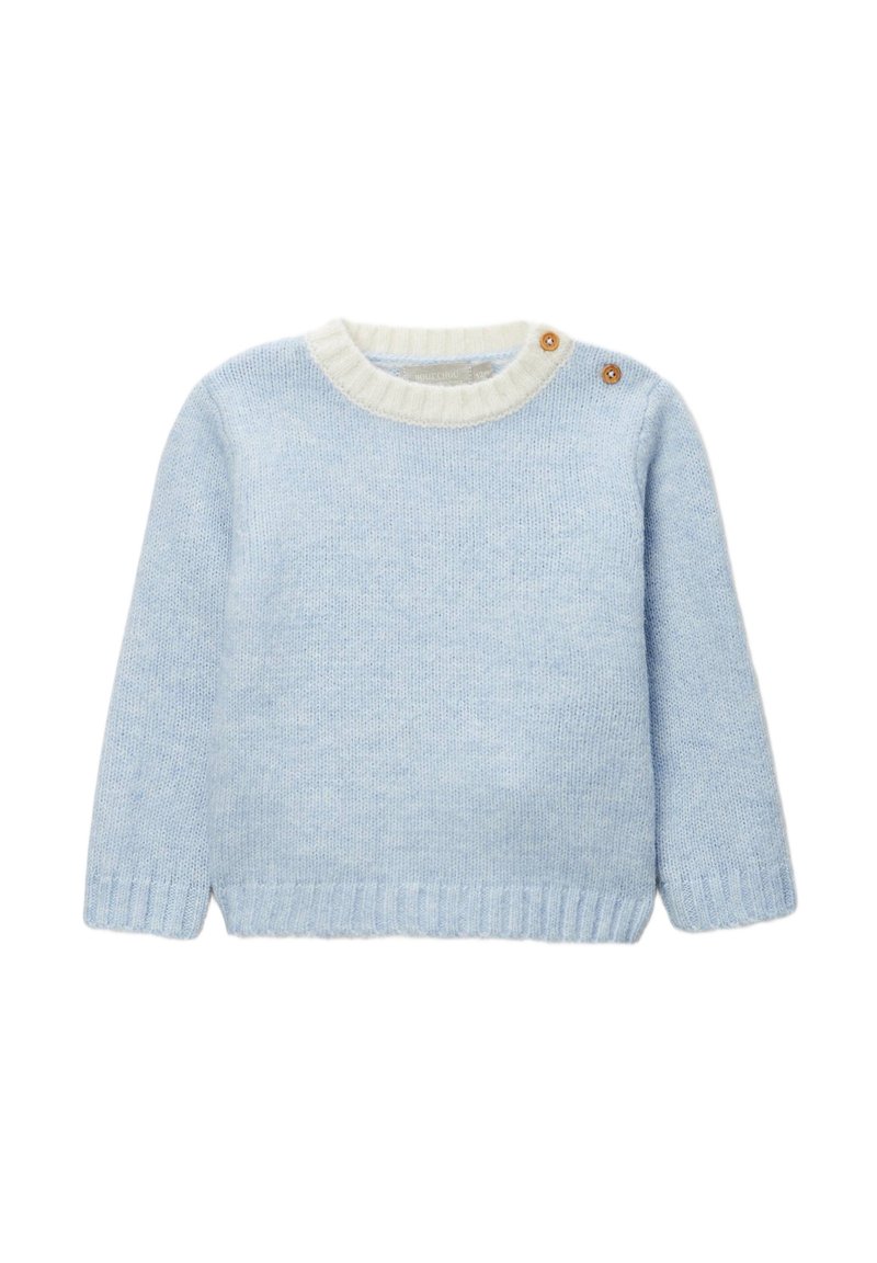 Pull en tricot bleu clair pour tout-petit avec col côtelé blanc et deux boutons marron sur l'épaule gauche.