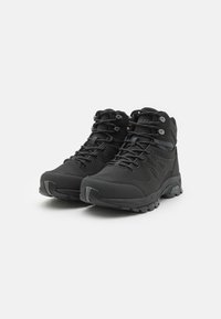 Botas de senderismo negras que presentan una combinación de materiales sintéticos suaves y texturizados, suelas resistentes, punteras reforzadas y ojales de metal.