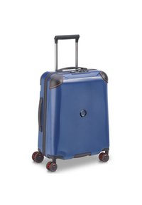 Valigia rigida blu con superficie texturizzata, manico retrattile e quattro ruote. Presenta dettagli neri e una serratura combinata.