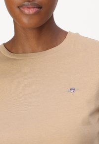 GANT SHIELD - T-shirt basic - caramel beige