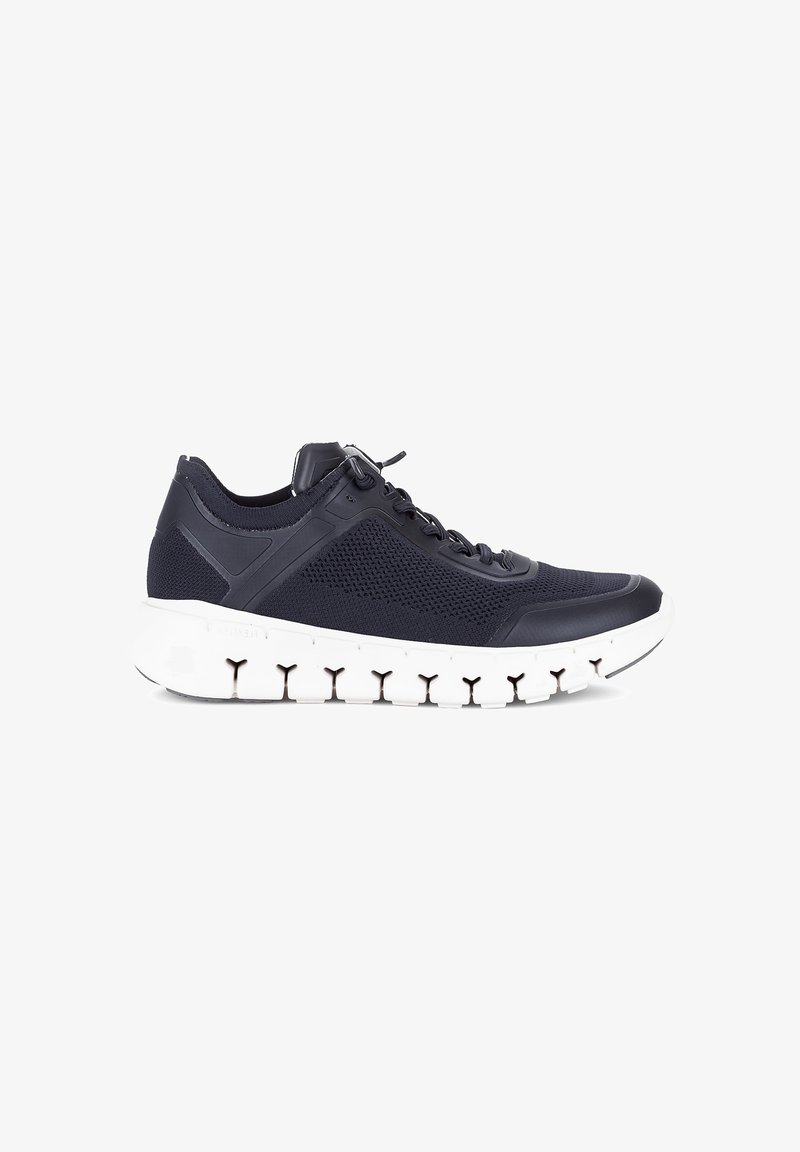 Chaussures de sport bleu marine avec une tige en mesh respirant, une semelle en caoutchouc à rainures prononcées et une fermeture à lacets à l'avant.