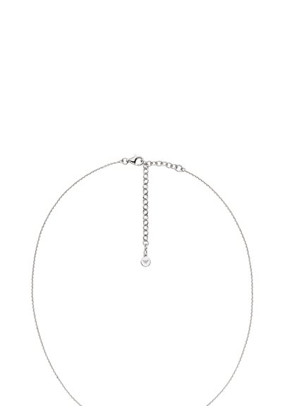 Sølvkædearmbånd med et delikat design, udstyret med en krabbeklipslukning og justerbar længde med en lille charm.