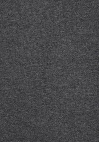 Tessuto grigio scuro con una consistenza liscia e uniforme. Presenta una leggera rigatura in tutto il materiale, offrendo un aspetto omogeneo.