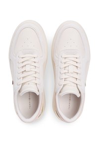 Λευκά δερμάτινα αθλητικά παπούτσια με στρογγυλεμένη μύτη, επίπεδα κορδόνια και διάτρητες λεπτομέρειες. Διαθέτουν απαλή υφασμάτινη επένδυση και διακριτικό λογότυπο στο πλάι.