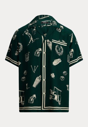 Sötétzöld rövid ujjú, gombos ing krémszínű golf témájú illusztrációkkal, beleértve golfozót, golfkocsit, kesztyűt és tee jelzőket.