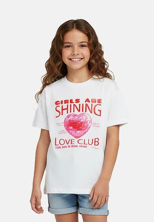 Wit katoenen T-shirt met een roze hartafbeelding en de tekst "GIRLS ARE SHINING LOVE CLUB." Korte mouwen en een ontspannen pasvorm. Denim shorts.