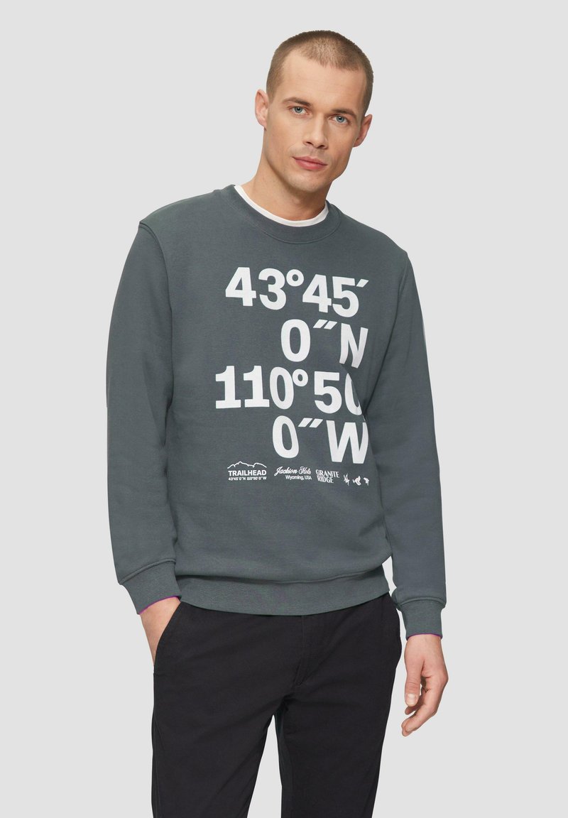 Ciemnoszary sweatshirt z dużymi białymi współrzędnymi geograficznymi oraz napisem logo. Styl z okrągłym dekoltem, z ribbowanymi mankietami i dołem.