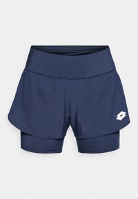 Pantalones cortos deportivos de color marino con una capa interior, cinturilla elástica y logo blanco en el lado izquierdo; fabricados con un tejido ligero y elástico.