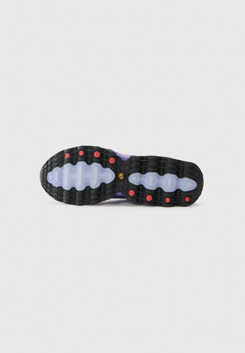 Schuhsohle mit einer schwarzen Gummibasis, ausgestattet mit roten und gelben Akzenten, strukturiert für Grip und einem lila Farbton in der Nähe der Zwischensohle.