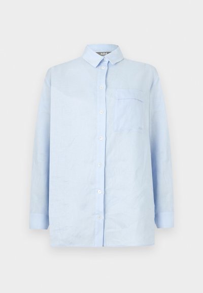 Ανοιχτό μπλε πουκάμισο με μακριά μανίκια, κουμπιά, γιακά και μία τσέπη στο στήθος σε λευκό φόντο.