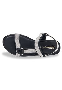 Zwarte sandaal met strass-gearceerde banden, een platte zool en een verstelbare gesp. Gladde textuur en minimale ontwerpelementen.