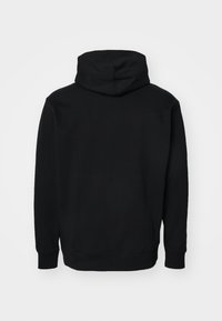 Czarna bluza z kapturem o luźnym kroju, z dużym przyszytym kapturem, długimi rękawami, ściągaczami na mankietach oraz gładką, fakturowaną tkaniną.