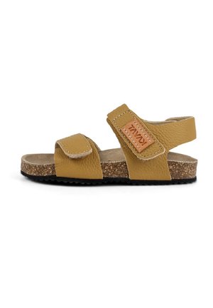 Barnesandal i sennepsgul læder med to justerbare stropper, korkfodsål og sort tekstureret sål, vist i venstre sideprofil.