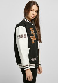 Karl Kani COLLEGE  - Bombertakki - black dark brown white