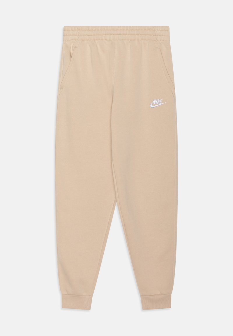 Beige Nike-housut, joissa on joustava vyötärö ja kaksi sivutaskua. Vasemmassa reidessä on valkoinen Nike-logo. Pehmeä puuvillasekoitekangas.