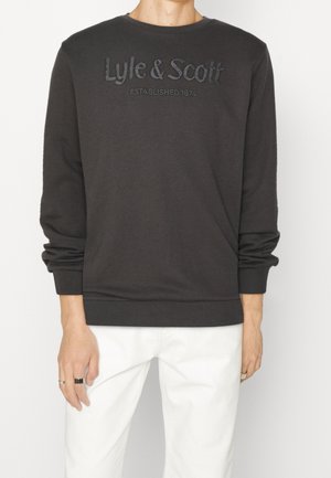 Mörkgrå sweatshirt med rund hals och långa ärmar. Har präglad text "Lyle & Scott" och detaljerna "ETABLERAD 1874".