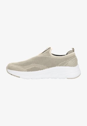 Beige mesh slip-on sko med en struktureret overdel, hvid mellemsål og en polstret krave. Har en pull tab og perforerede detaljer på siderne.