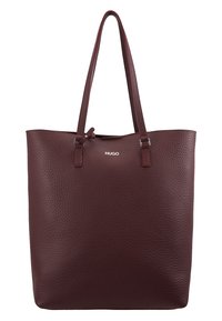 Sac fourre-tout en cuir texturé marron foncé avec doubles anses, logo « HUGO » argenté au centre avant.