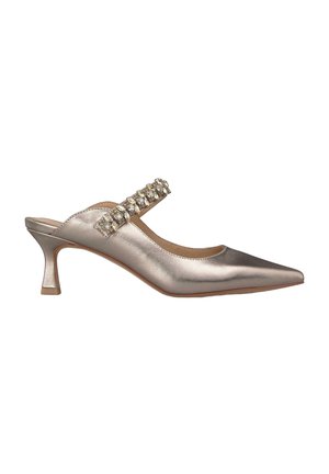 Metallisch zilveren slingback schoen met een spitse neus, lage kittenhak en een bandje versierd met heldere strass-steentjes. Gladde textuur.