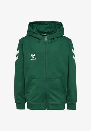 Grüner Kapuzenpullover mit Reißverschluss, Vorderentaschen, weißem hummel-Logo auf der linken Brust und weißen Chevron-Streifen an beiden Ärmeln.