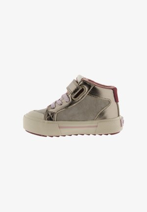 Hoge kindersneaker in metallic goud en grijs met roze veters, een zij-velcro bandje en een dikke witte zool met roze accenten.