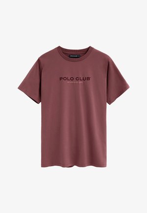 Bordeauxrood T-shirt met korte mouwen en ronde hals, met de tekst "POLO CLUB Established 2012" in donkere letters op de borst.